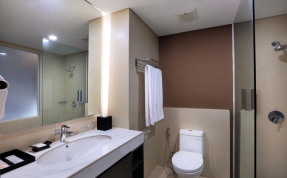 Tampilan Bathroom Hotel di Harper Palembang