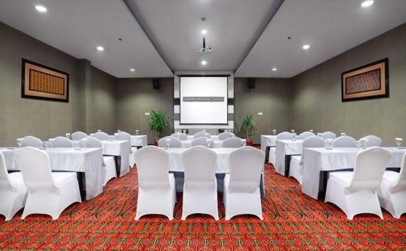 Meeting room di Harper Perintis Makassar