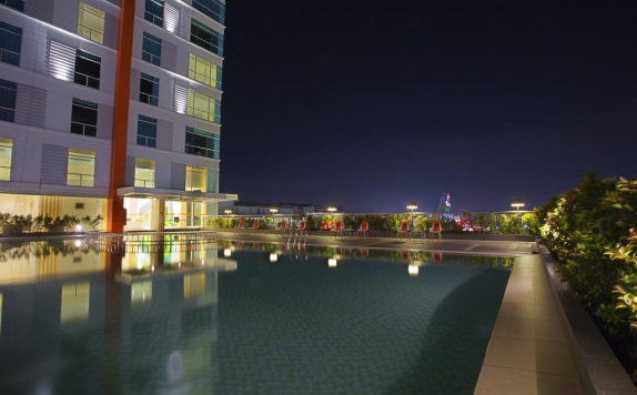 Swiming pool di Harris Hotel and Convention Bekasi