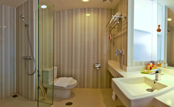 bathroom di Harris Hotel and Conventions Malang