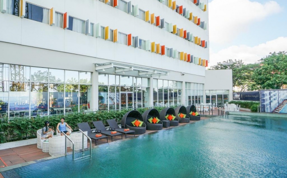 Swimming pool di Harris Hotel Batam Center