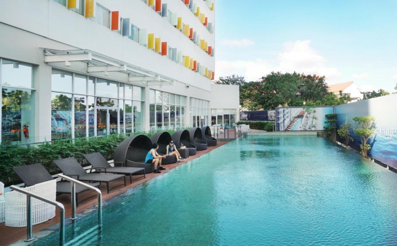 Swimming pool di Harris Hotel Batam Center