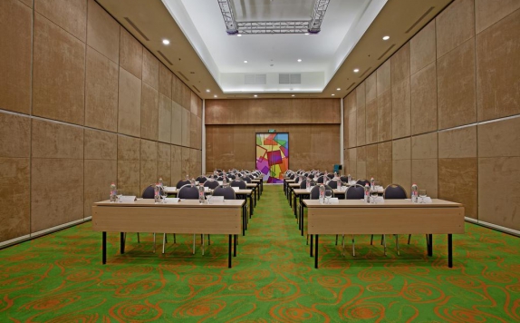 Ballroom di Harris Hotel & Conventions Kelapa Gading