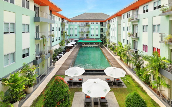Swiming Pool di Harris Hotel & Residences Riverview Kuta