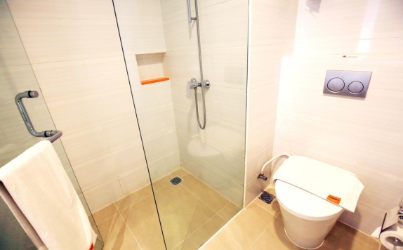 Tampilan Bathroom Hotel di Harris Hotel Samarinda