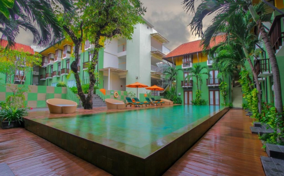Swimming Pool di HARRIS Hotel Tuban
