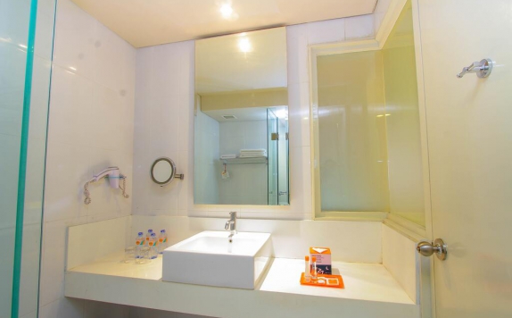Tampilan Bathroom Hotel di HARRIS Hotel Tuban