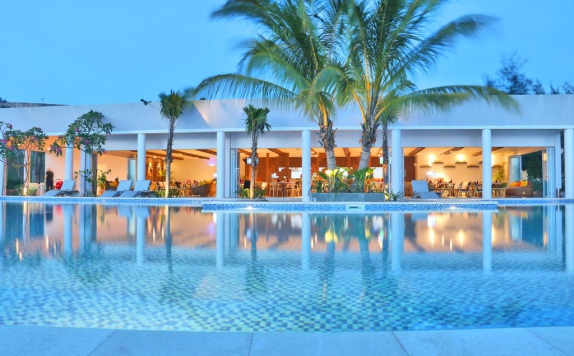 Swimming pool di HARRIS Resort Barelang