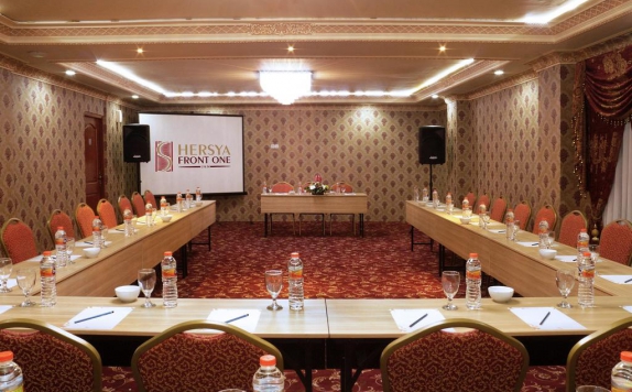 Meeting Room di Hersya Front one Boutique