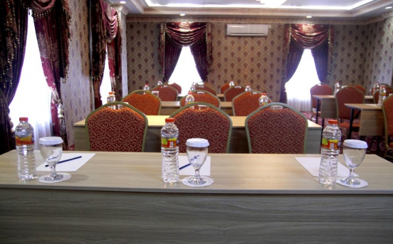 Meeting Room di Hersya Front one Boutique