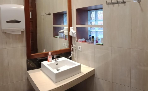 Tampilan Bathroom Hotel di Highland Resort & Nature Tours