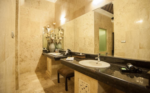 Tampilan Bathroom Hotel di Hillstone Uluwatu Villa
