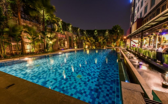 Swimming Pool di Holiday Inn Bandung Pasteur