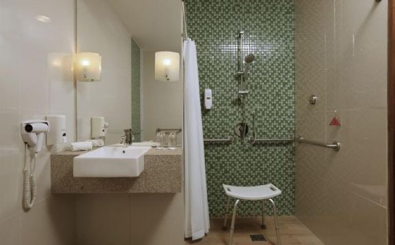 Bathroom di Holiday Inn Express Bali Raya Kuta
