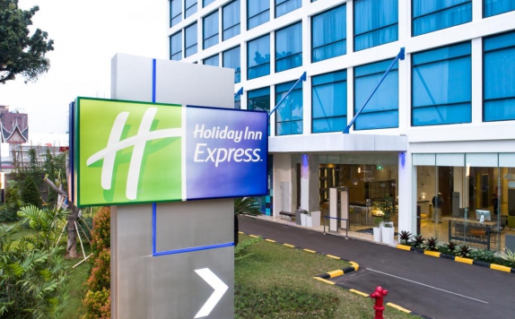 Eksterior di Holiday Inn Express Jakarta Matraman