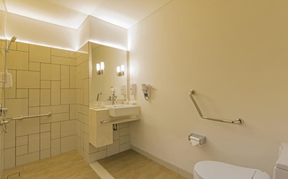 Tampilan Bathroom Hotel di Holiday Inn Express Jakarta Pluit Citygate
