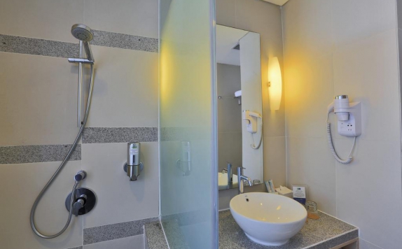 Bathroom di Holiday Inn Express Semarang Simpang Lima