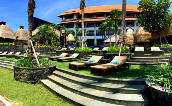 Deckchairs to beach di Holiday Inn Resort Bali Benoa
