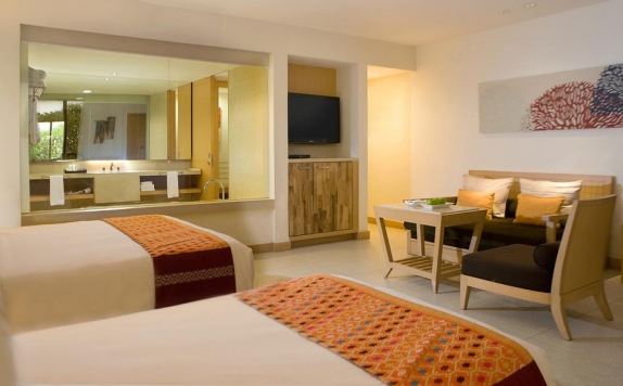 Tampilan Bedroom Hotel di Holiday Inn Resort Baruna