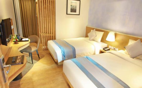 guest room twin bed di Horison Jimbaran Hotel