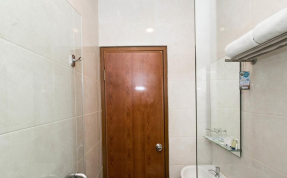 Tampilan Bathroom Hotel di Hotel 88 Embong Kenongo (Kayoon)