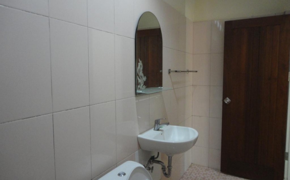 Tampilan Bathroom Hotel di Hotel Adi Sankara