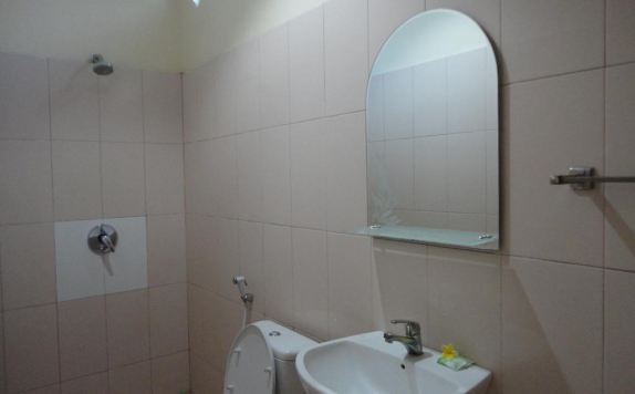 Tampilan Bathroom Hotel di Hotel Adi Sankara