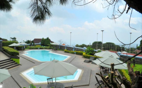 Swimming pool di Hotel Amanda Hills Bandungan