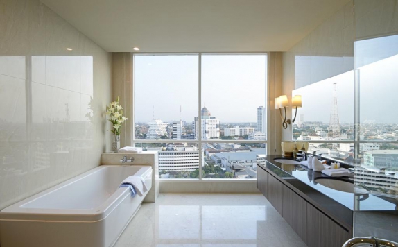 Tampilan Bathroom Hotel di Hotel Aria Centra Surabaya
