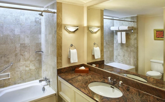 Bathroom di Hotel Aryaduta Lippo Village