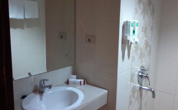 BathRoom di Hotel Bandara Syariah (Bandara Sofyan Hotel)