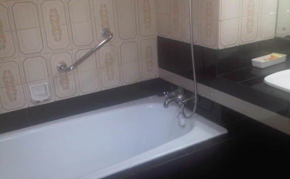 bathroom di Hotel Bandung Permai