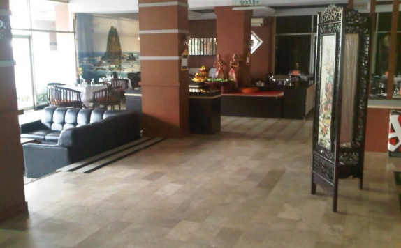 Tampilan Lobby Hotel di Hotel Bandung Permai