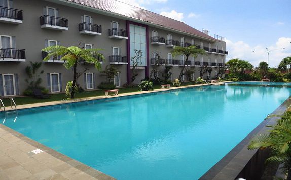 swimming pool di Hotel Batu Suki