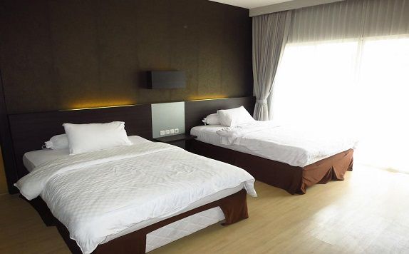 twin bed room di Hotel Batu Suki