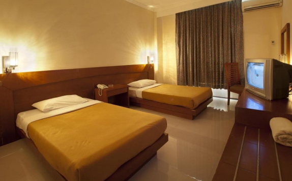 guest room twin bed di Hotel Bintang Solo