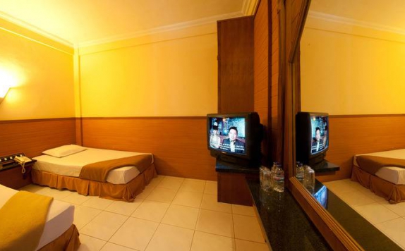 guest room twin bed di Hotel Bintang Solo