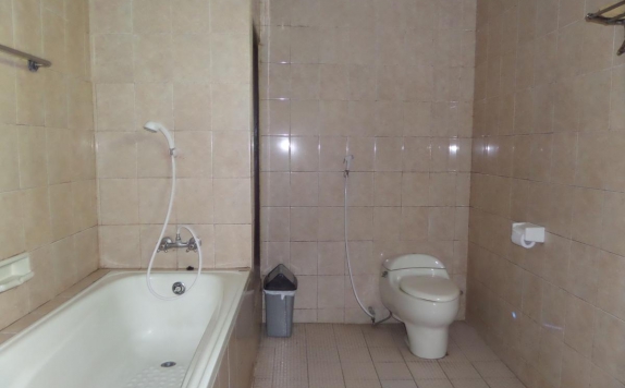 Bathroom di Hotel Bromo Permai 1