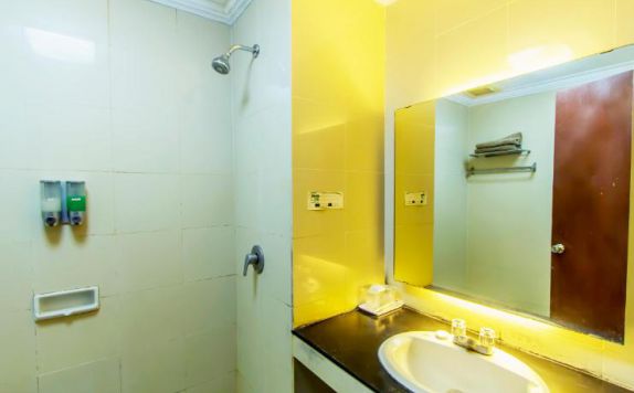 bathroom di Hotel Bumi Asih Jaya