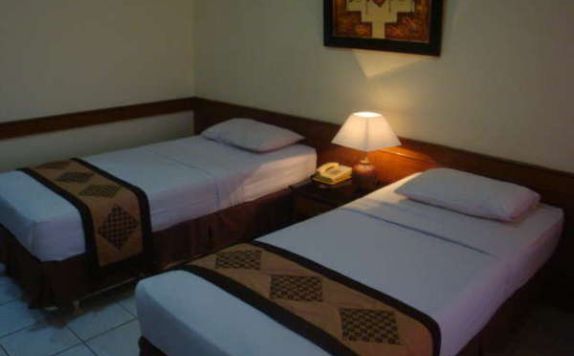 guest room twin bed di Hotel Bumi Kitri Pramuka