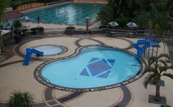 Swimming Pool di Hotel Bumi Wiyata