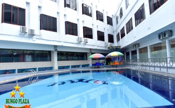 Swimming Pool di Hotel Bungo Plaza