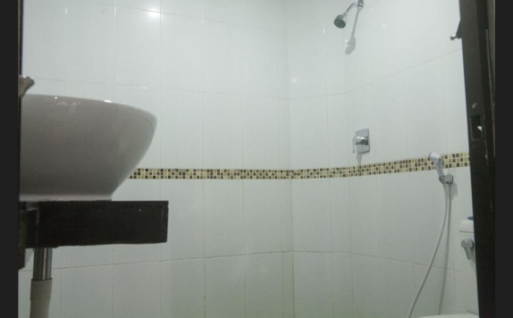 Tampilan Bathroom Hotel di Hotel Celebes