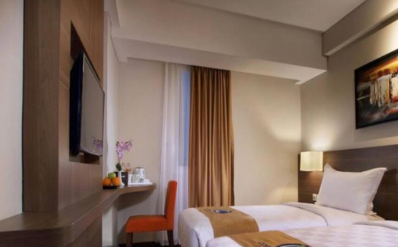 guest room twin bed di Hotel Core Yogyakarta