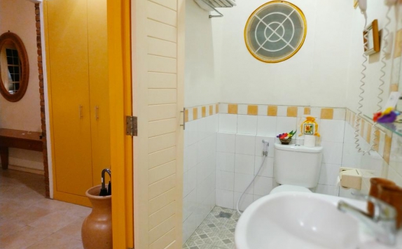 Tampilan Bathroom Hotel di Hotel Deli River