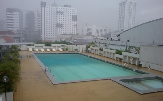 Swimming Pool di Hotel ELMI Surabaya