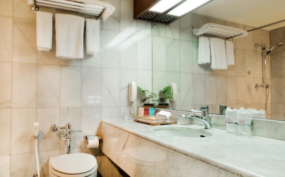 Tampilan Bathroom Hotel di Hotel ELMI Surabaya