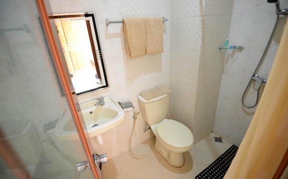 Tampilan Bathroom Hotel di Hotel Graha DPT33