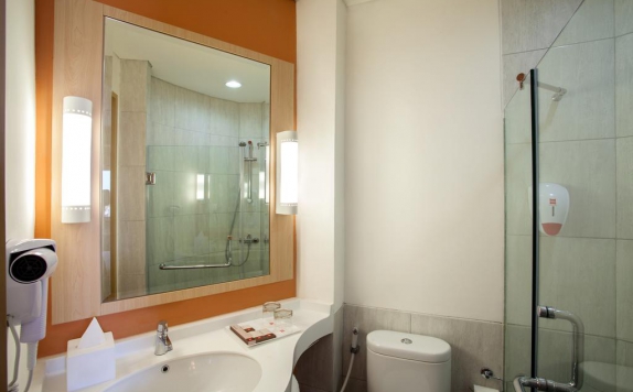 Bathroom di Hotel Ibis Jakarta Harmoni