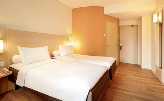 Guest Room Twin Bed di Hotel Ibis Jakarta Harmoni